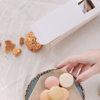 01 03 001 01 033 Keksipakkaus pienella ikkunalla ja automaattipohjalla ruskea 3  kopiera image