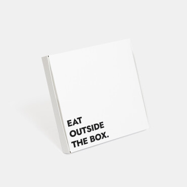 Pizzalaatikko "Eat outside the box"-painatuksella kuva